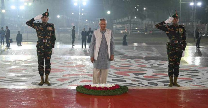 শহীদ মিনারে প্রধান উপদেষ্টার পুষ্পস্তবক অর্পণ